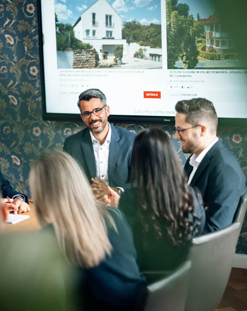 Bartz Immobilien Makler berät Kunden im Büro – Immobilienberatung Neustadt an der Weinstraße