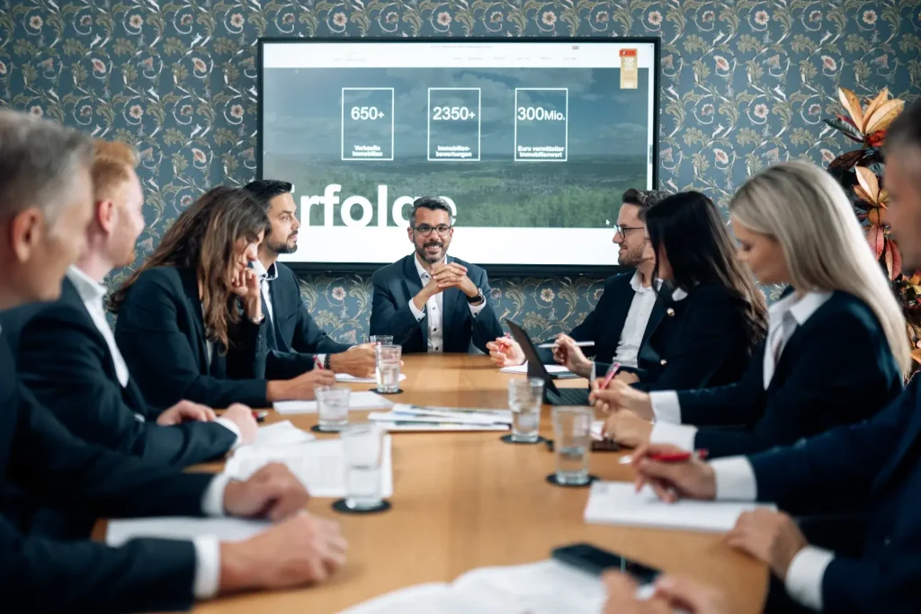 Bartz Immobilien Team beim Meeting im Konferenzraum – Immobilienexperten Neustadt an der Weinstraße