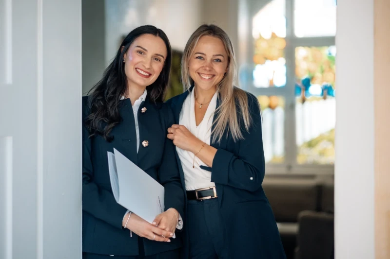 Bartz Immobilien Team - zwei Mitarbeiterinnen im Büro Neustadt an der Weinstraße