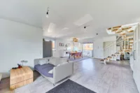 Stilvolle Maisonette-Wohnung mit moderner Ausstattung, Loggia und Garage - Wohnzimmer