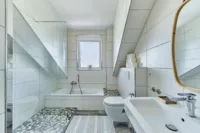 Stilvolle Maisonette-Wohnung mit moderner Ausstattung, Loggia und Garage - Badezimmer