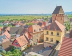 Einzigartige Gelegenheit: Wohnhaus & historische Schule in der Südpfalz - Gebäudeansicht