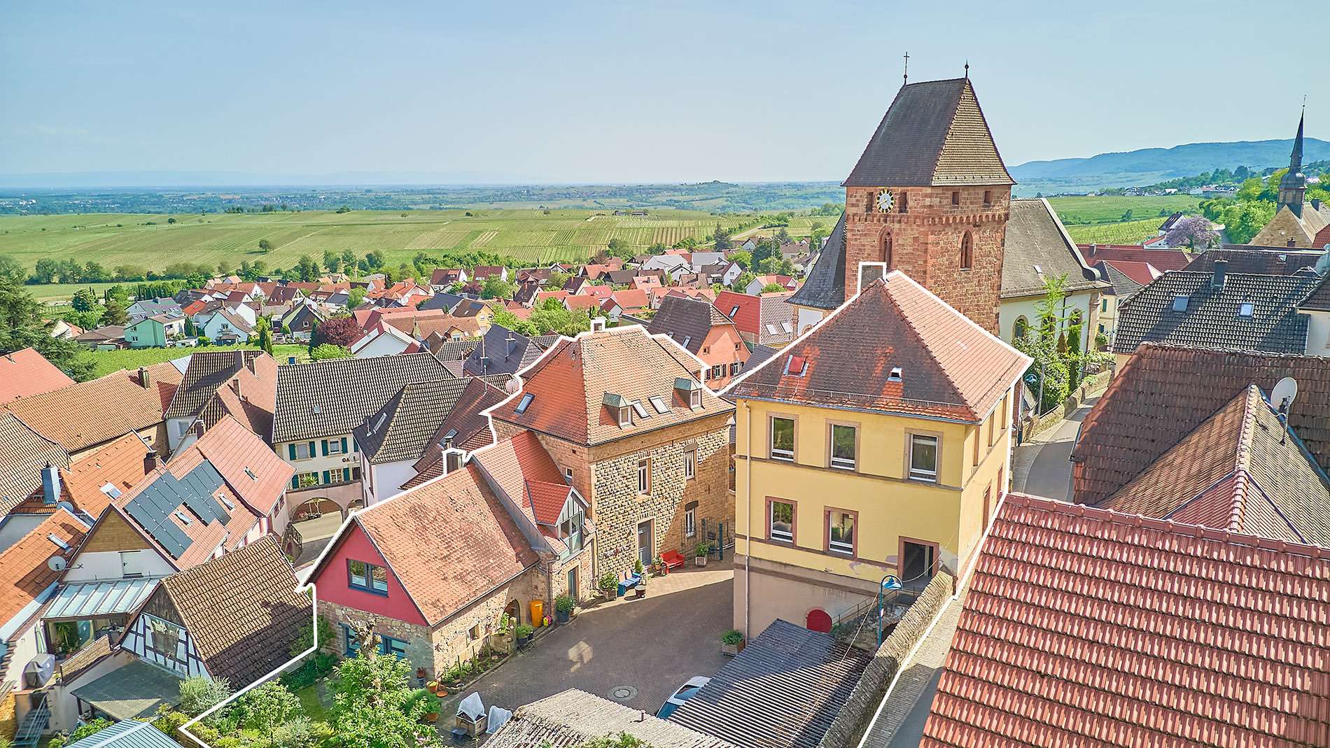 Einzigartige Gelegenheit: Wohnhaus & historische Schule in der Südpfalz, 76835 Gleisweiler, Haus