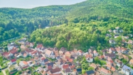 Einzigartige Gelegenheit: Wohnhaus & historische Schule in der Südpfalz - Drohnenaufnahme