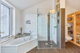 Raum für Träume – modernes Refugium mit Pool, Dachterrasse & traumhaftem Panorama - Bad OG