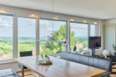 Raum für Träume – modernes Refugium mit Pool, Dachterrasse & traumhaftem Panorama - Wohnzimmer OG