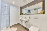 Raum für Träume – modernes Refugium mit Pool, Dachterrasse & traumhaftem Panorama - Bad OG