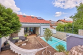 Raum für Träume – modernes Refugium mit Pool und Panorama - Rückansicht