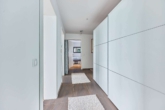 Raum für Träume – modernes Refugium mit Pool, Dachterrasse & traumhaftem Panorama - Flur EG