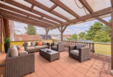 Solides Einfamilienhaus mit großem Garten und sonniger Terrasse in ruhiger Wohnlage - visuell inszeniert