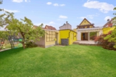 Solides Einfamilienhaus mit großem Garten und sonniger Terrasse in ruhiger Wohnlage - Garten