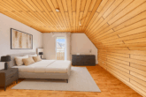 Solides Einfamilienhaus mit großem Garten und sonniger Terrasse in ruhiger Wohnlage - visuell inszeniert