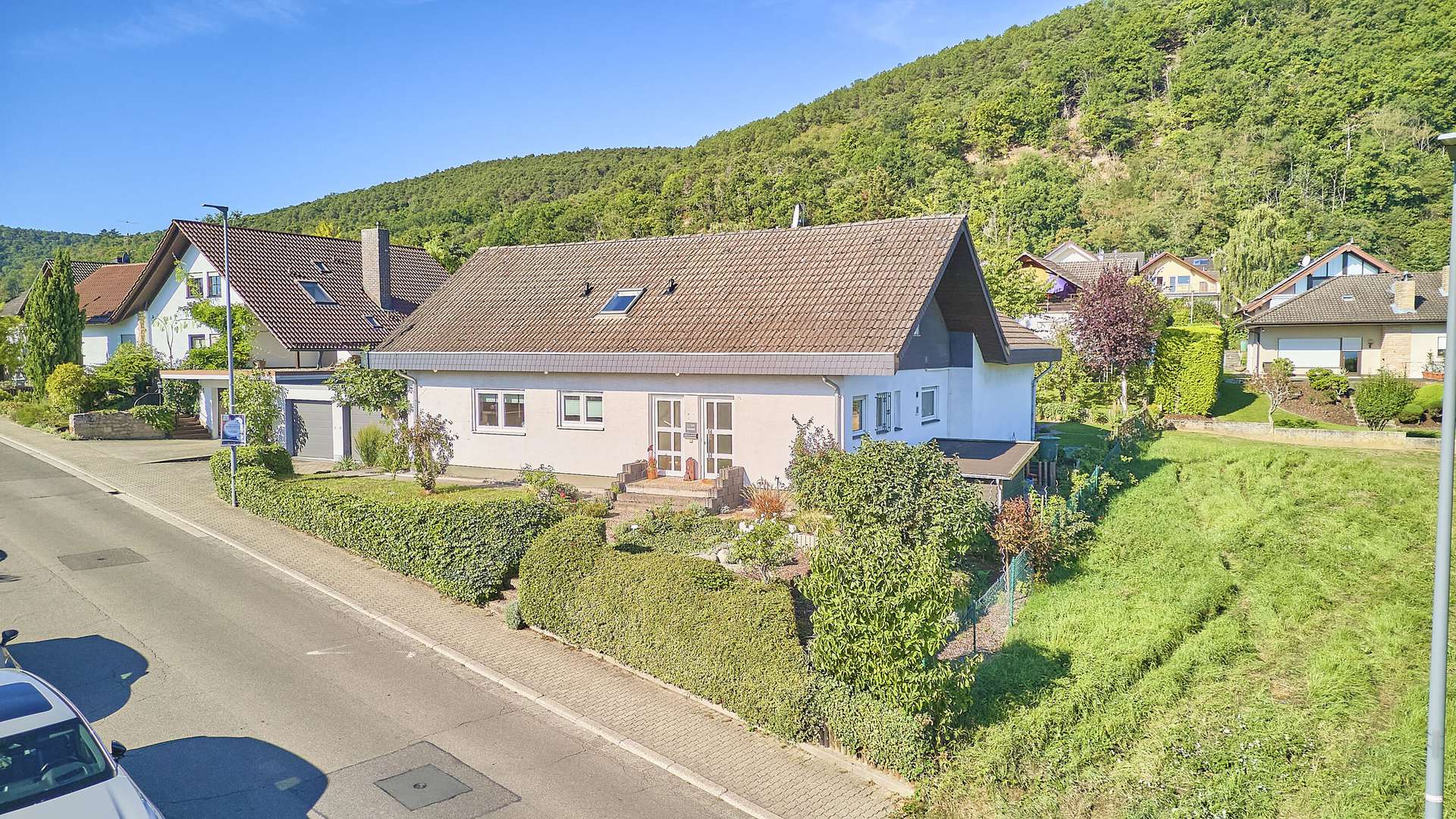 Ihr neues Zuhause mit Sauna und parkähnlichem Garten – Zeitlose Architektur trifft Wohlfühlambiente, 67435 Neustadt an der Weinstraße, Einfamilienhaus