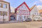 Glanzstück: einzigartige 3-Zimmer-Erdgeschosswohnung im modernisierten Fachwerkhaus - Straßenansicht