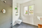 Zeitloses Design: Modernisiertes Domizil mit traumhafter Gartenanlage - Badezimmer Erdgeschoss