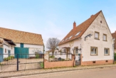 Toplage & Ausbaupotenzial: Zweifamilienhaus auf großem Grundstück - Außenansicht
