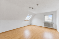Toplage & Ausbaupotenzial: Zweifamilienhaus auf großem Grundstück - Schlafzimmer