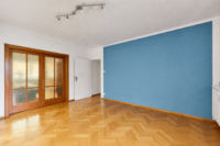 Toplage & Ausbaupotenzial: Zweifamilienhaus auf großem Grundstück - Wohnzimmer