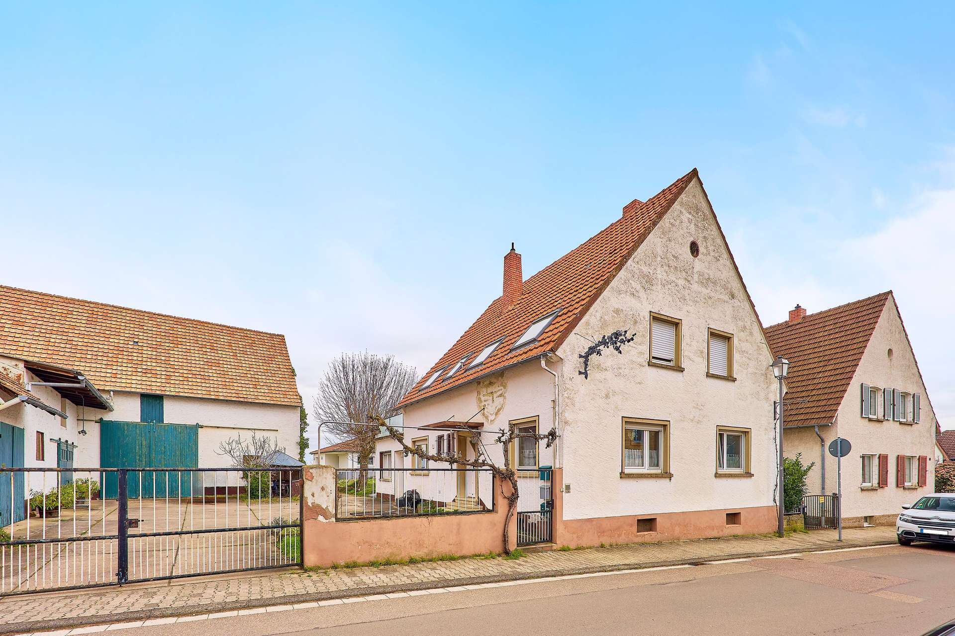 Toplage & Ausbaupotenzial: Zweifamilienhaus auf großem Grundstück, 67435 Neustadt an der Weinstraße, Zweifamilienhaus