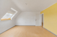 Toplage & Ausbaupotenzial: Zweifamilienhaus auf großem Grundstück - Wohnzimmer