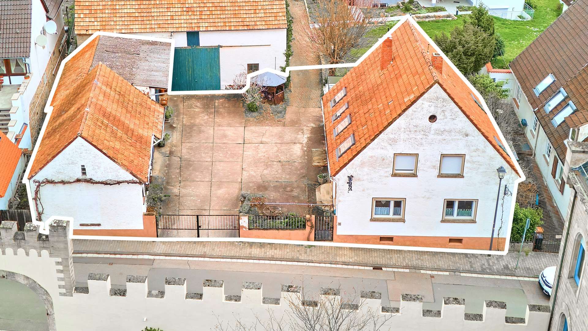 Toplage & Ausbaupotenzial: Zweifamilienhaus auf großem Grundstück, 67435 Neustadt an der Weinstraße, Zweifamilienhaus