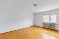 Toplage & Ausbaupotenzial: Zweifamilienhaus auf großem Grundstück - Schlafzimmer