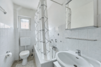 Toplage & Ausbaupotenzial: Zweifamilienhaus auf großem Grundstück - Badezimmer