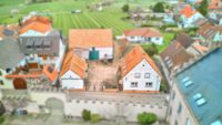 Toplage & Ausbaupotenzial: Zweifamilienhaus auf großem Grundstück - Außenansicht
