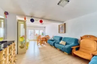 Wohn- und Geschäftshaus mit zahlreichen Zimmern, Dachterrasse und viel Lagerfläche in Innenstadtlage - Wohnzimmer