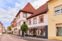 Wohn- und Geschäftshaus mit zahlreichen Zimmern, Dachterrasse und viel Lagerfläche in Innenstadtlage - Straßenansicht