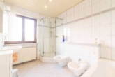 Freistehendes Einfamilienhaus mit viel Potenzial für die ganze Familie - Mehrgenerationenwohnen - Badezimmer