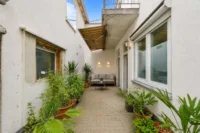 Zweifamilienhaus mit großzügig geschnittenen Wohneinheiten & flexiblem Wohnkonzept - Terrasse - digitales staging