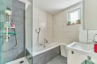 Zweifamilienhaus mit großzügig geschnittenen Wohneinheiten & flexiblem Wohnkonzept - Badezimmer OG
