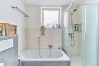 Zweifamilienhaus mit großzügig geschnittenen Wohneinheiten & flexiblem Wohnkonzept - Badezimmer EG