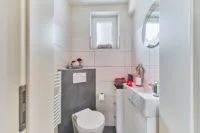 Zweifamilienhaus mit großzügig geschnittenen Wohneinheiten & flexiblem Wohnkonzept - Gäste-WC OG