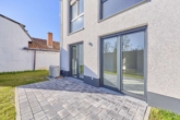 Zuhause neu erleben: Neubau-Doppelhaushälfte mit Garten im Erstbezug - Terrasse