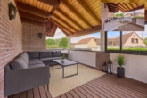 Naturnahes Wohnen mit Charakter & Wohnkomfort – Doppelgarage, Wintergarten, Kamin, PV & Solarthermie - Staging: Terrasse