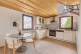 Naturnahes Wohnen mit Charakter & Wohnkomfort – Doppelgarage, Wintergarten, Kamin, PV & Solarthermie - Staging: Küche