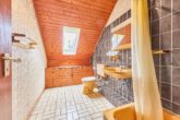 Familienidylle in ruhiger Lage – Großzügiges Reihenendhaus mit Einliegerwohnung - Badezimmer_OG