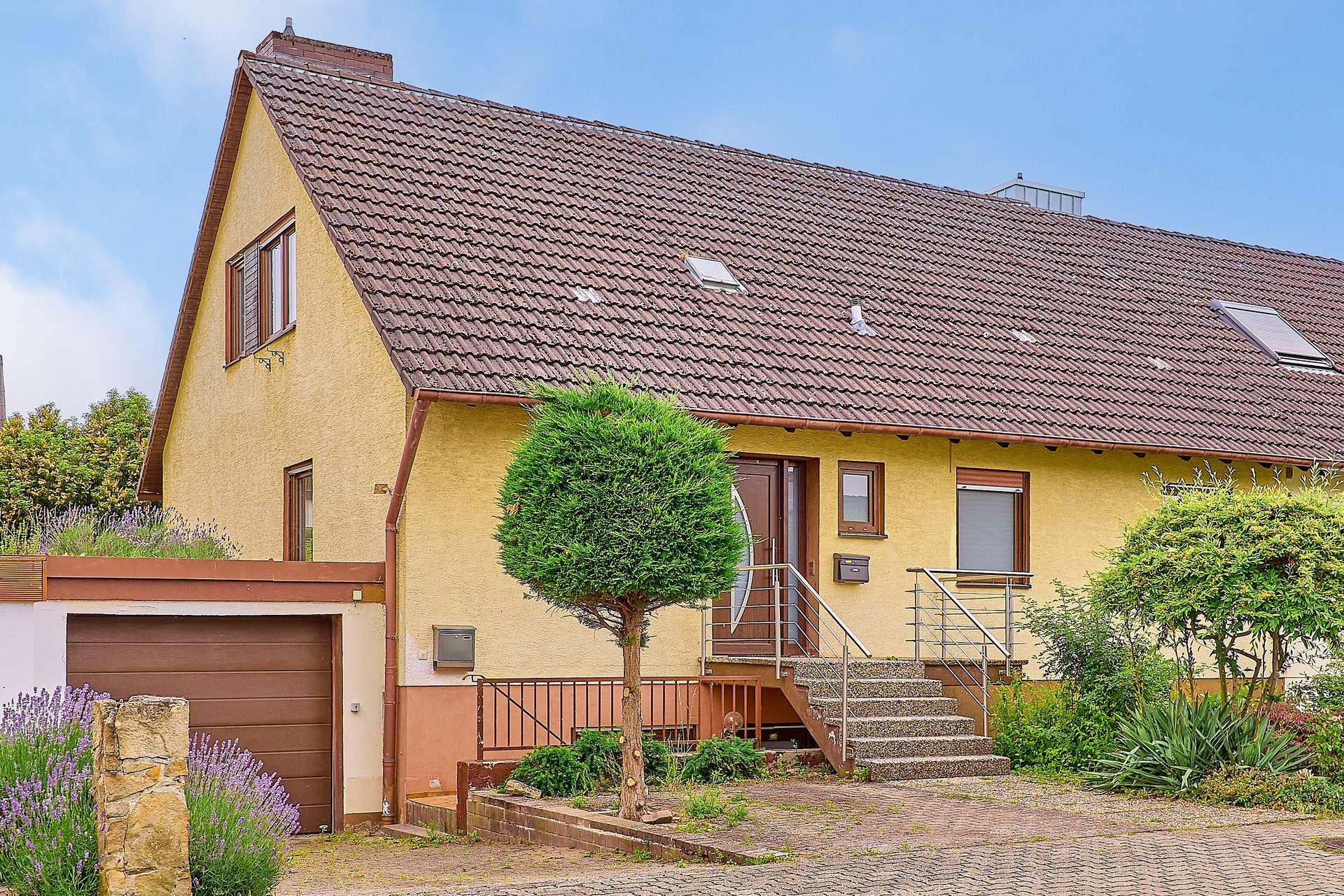 Familienidylle in ruhiger Lage – Großzügiges Reihenendhaus mit Einliegerwohnung, 67146 Deidesheim, Reihenendhaus