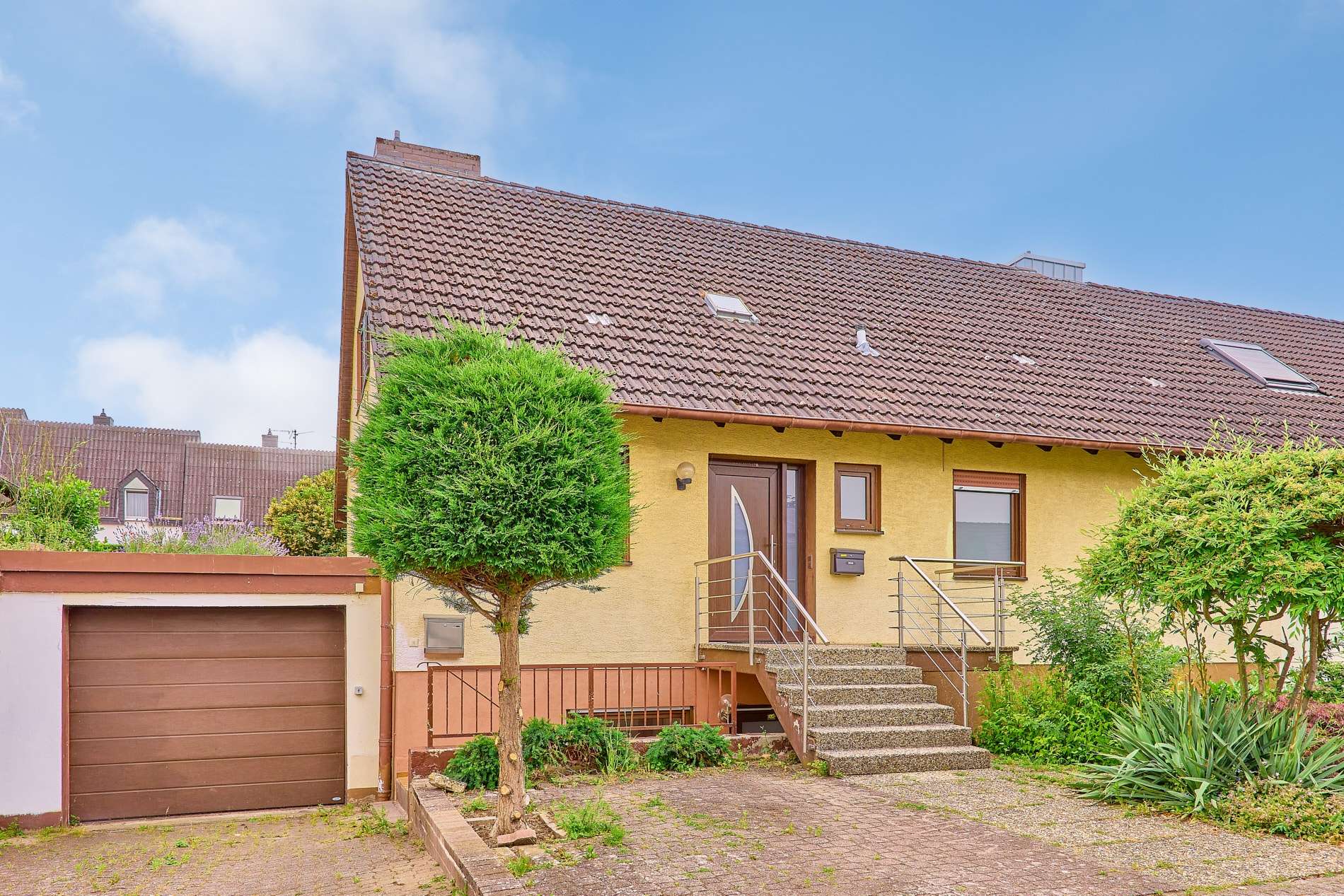 Familienidylle in ruhiger Lage – Großzügiges Reihenendhaus mit Einliegerwohnung, 67146 Deidesheim, Reihenendhaus