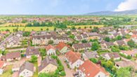 Familienidylle in ruhiger Lage – Großzügiges Reihenendhaus mit Einliegerwohnung - Drohnenaufnahme