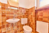 Familienidylle in ruhiger Lage – Großzügiges Reihenendhaus mit Einliegerwohnung - Gäste-WC_EG