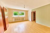 Familienidylle in ruhiger Lage – Großzügiges Reihenendhaus mit Einliegerwohnung - Wohnzimmer_ELW