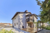 Familienfreundliches Haus mit großer Terrasse, optimaler Raumaufteilung & Einliegerwohnung - Rückansicht