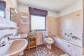 Geräumiges Reihenhaus mit Garage in guter Lage von Königsbach - Badezimmer