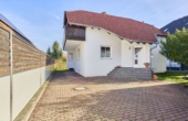 Familienfreundliches Einfamilienhaus in beliebter Lage – Kaminofen & große Terrasse mit Garten - Vorderansicht