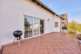 Familienfreundliches Einfamilienhaus in beliebter Lage – Kaminofen & große Terrasse mit Garten - Terrasse