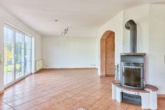 Familienfreundliches Einfamilienhaus in beliebter Lage – Kaminofen & große Terrasse mit Garten - Wohnzimmer