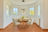 Familienfreundliches Einfamilienhaus in beliebter Lage – Kaminofen & große Terrasse mit Garten - Essbereich (digitales Staging)